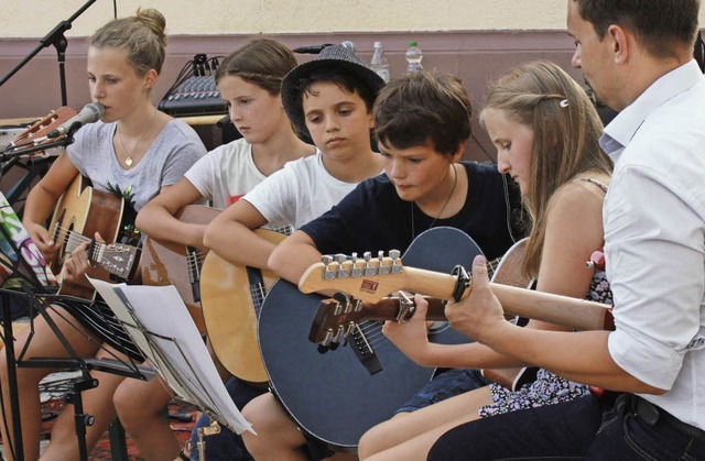 Konzentrierter Auftritt der Gitarrenschler  | Foto: Frowalt Janzer