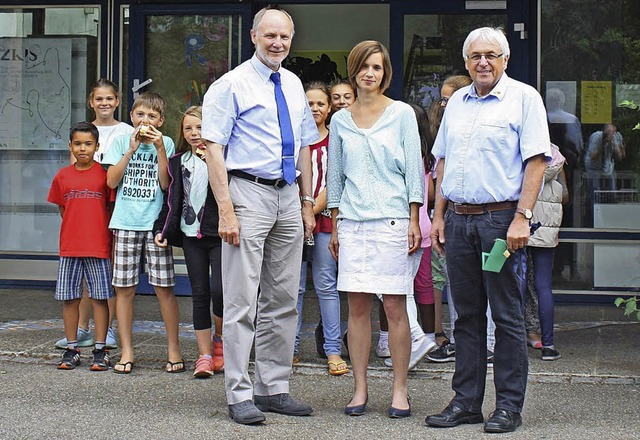 Brgermeister Armin Roesner, die neue ...r vor der Grundschule in Friesenheim.   | Foto: Privat