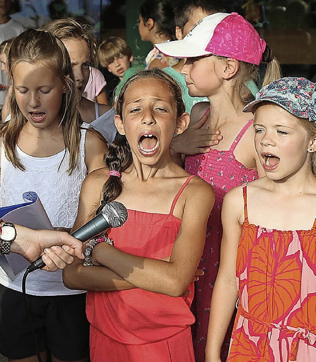 Mit Gesang und einer Modenschau unterhielten die Schler ihre Gste.  | Foto: hans-Jrgen hege