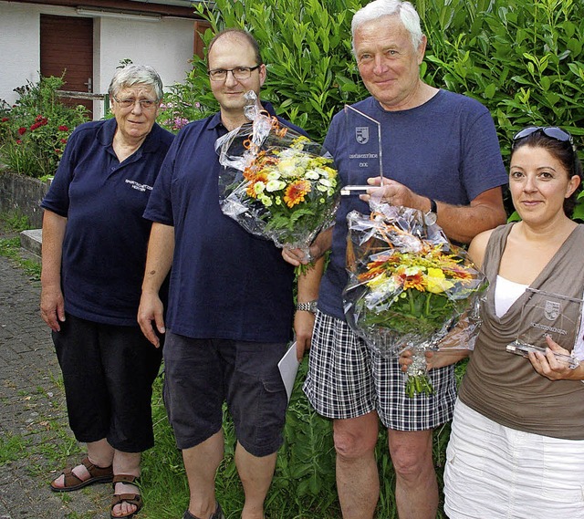 Die beiden neuen Schtzenknige erhiel...orsitzende des Schtzenvereins Herten.  | Foto: Rolf Reimann