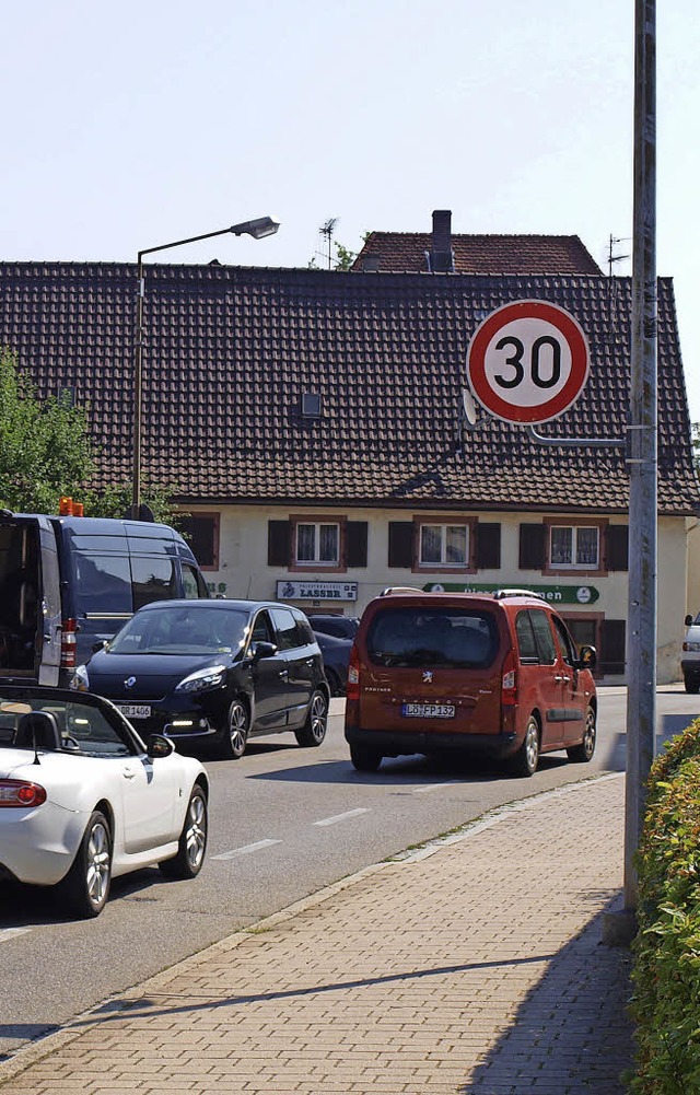 Tempo 30 in der Ortsdurchfahrt Brombac...tten, klagt erneut der Ortschaftsrat.   | Foto: Paul Schleer
