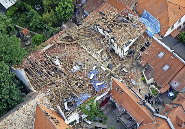 Vllig zerstrt wurde ein Haus im rhei...hen  Framersheim durch einen Tornado.   | Foto: dpa