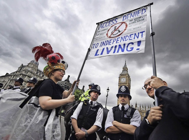 Vor dem britischen Parlament machen De...rem Unmut ber das Sparprogramm Luft.   | Foto: AFP