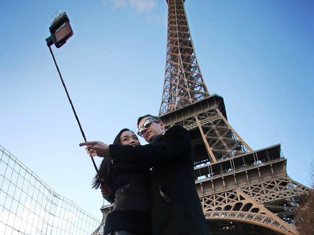 Selfies vor dem Eiffelturm sind auch weiterhin erlaubt.  | Foto: dpa
