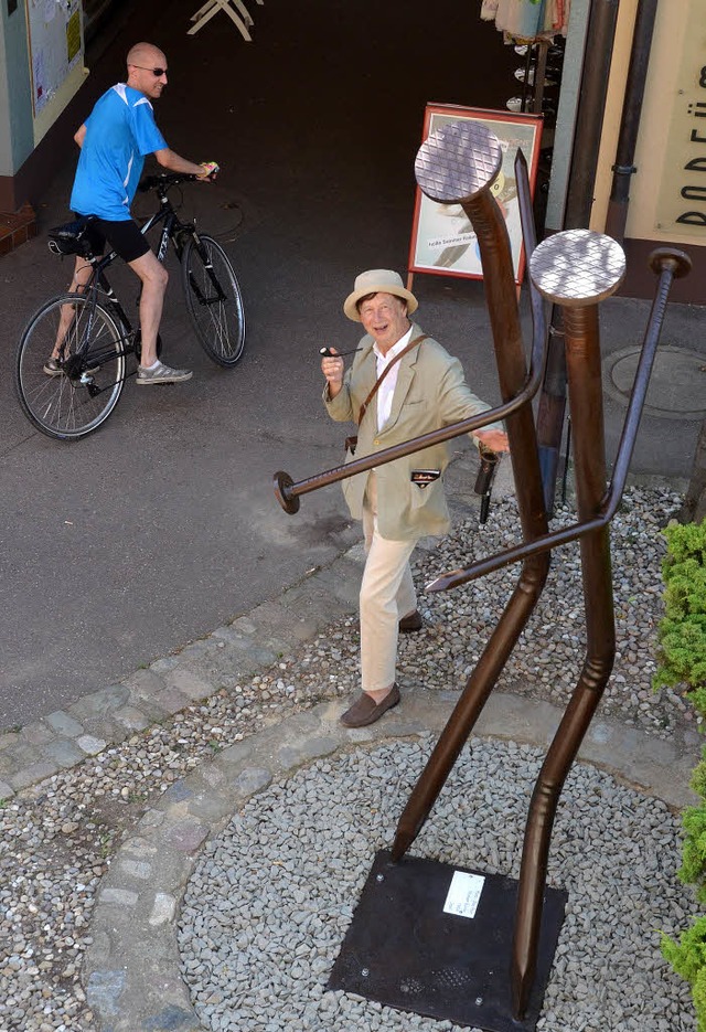 Monsieur Hulot alias Rainer G. Mannich...hler in der Struve-Passage in Staufen.  | Foto: Susanne Mller