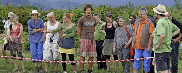 Christoh Dmler (Mitte) mit Interessie... Felder des Lebensgartens Dreisamtal.   | Foto: Erich Krieger