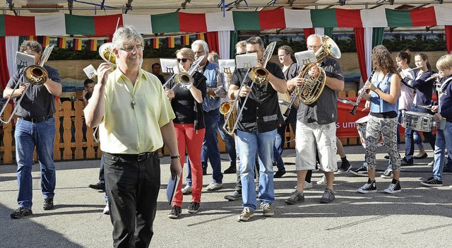 Musikalische Unterhaltung gehrt zum Dorffest dazu.   | Foto: heinz vollmer