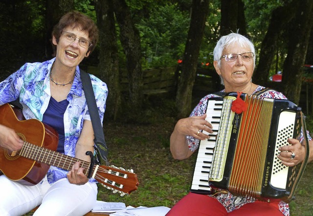 Ein schner Sommerabend macht gute Lau...ilde Kpfler luden zum Mitsingen ein.   | Foto: Karla Scherer