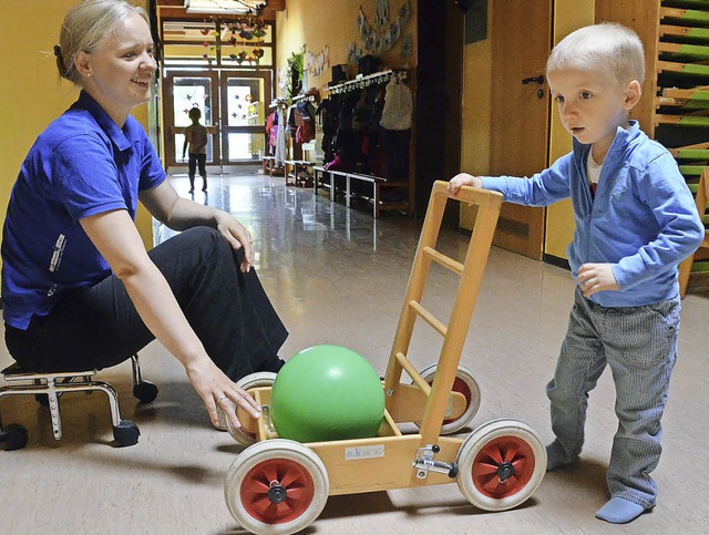 Unter physiotherapeutischer Anleitung ...derte Kinder ihr Handicap berwinden.   | Foto: Jochen Fillisch