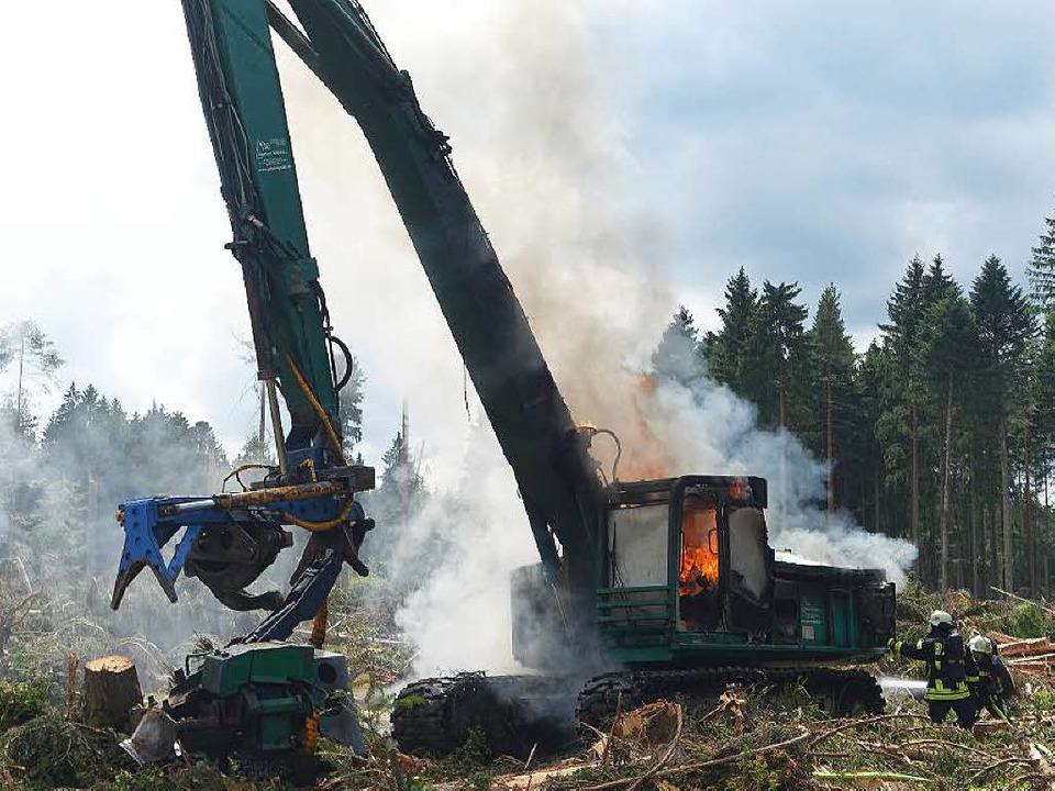 Die Feuerwehr Bonndorf bekmpfte den B...nschweren Vollernter ausgebrochen ist.  | Foto: Olaf Thor