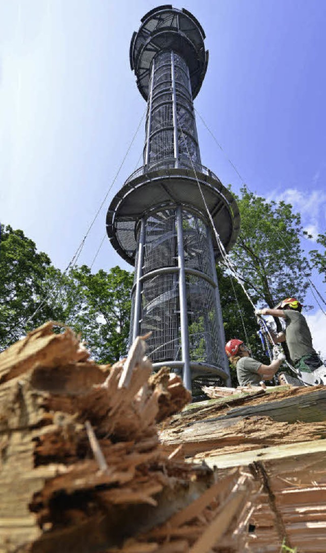 Arbeiter sichern den Schlossbergturm mit Stahlseilen.  | Foto: M. Bamberger