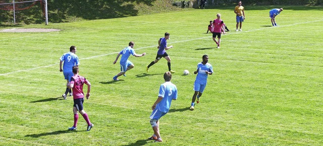 Fuball bei sommerlichen Temperaturen gab es im Sandgrble in Gndlingen.   | Foto: Christine Weirich
