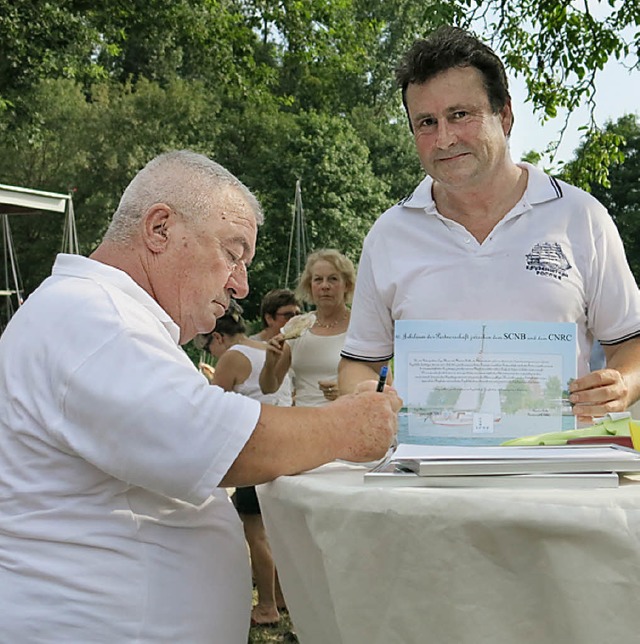 Maurice Holler  (links) und Ingo Moser besttigten die Vereinspartnerschaft.   | Foto: Claudia Mller
