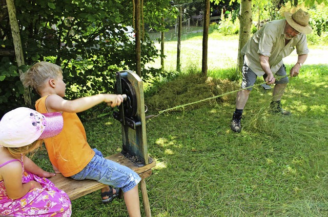 Kinder knnen beim Seildrehen behilfli...m Rohmaterial Seegras trotzdem nicht.   | Foto: Claudia Kamensky/Privat