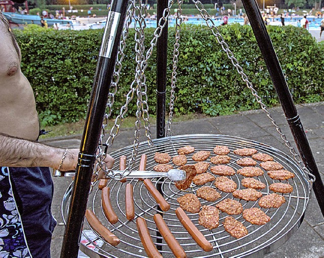 Grillen in der Badehose &#8211; das ist am Samstag mglich.   | Foto: Zinken (dpa)