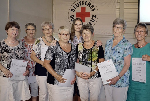 Helferinnen des Kleiderladens wurden fr ihr Engagement geehrt.   | Foto: Martina Proprenter