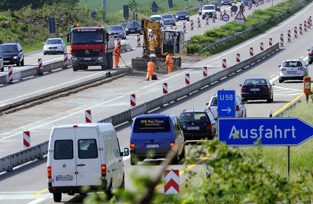 Gehrt auf Autobahnen zum Bild: Bauste...an vielen von ihnen die Unfallgefahr.   | Foto: Holger Hollemann/dpa