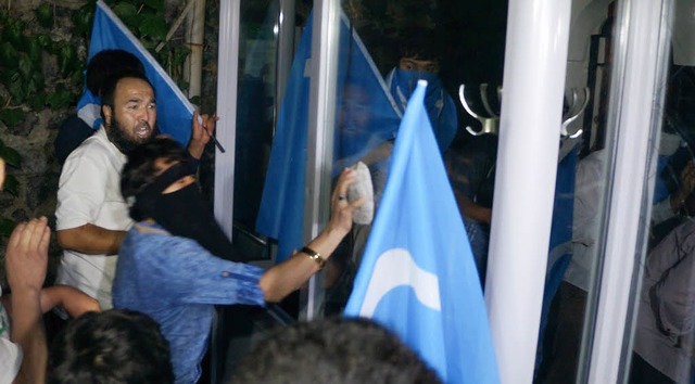 Demonstranten dringen in thailndisches Konsulat in Istanbul ein.   | Foto: DPA