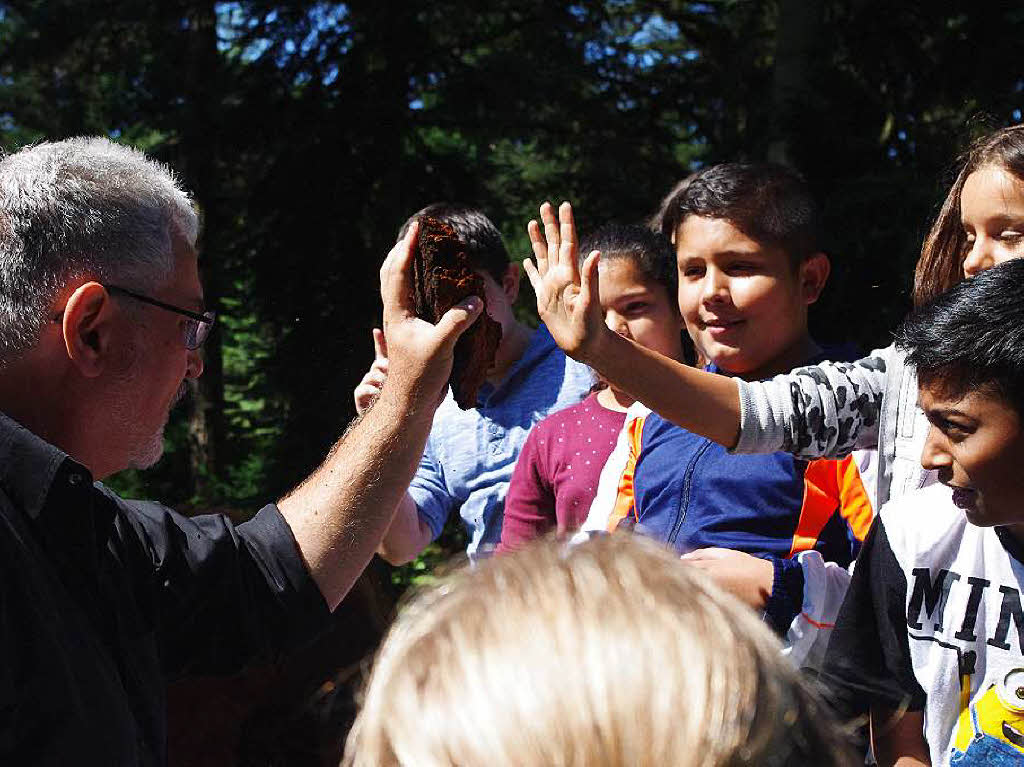 Thomas Speck und die Kinder testeten die Eigenschaften der Mammutbaumrinde.
