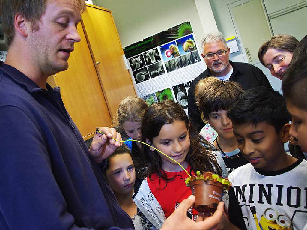 Simon Poppinga aus Professor Specks Team zeigte den Kindern eine fleischfressende Pflanze: die Venusfliegenfalle.