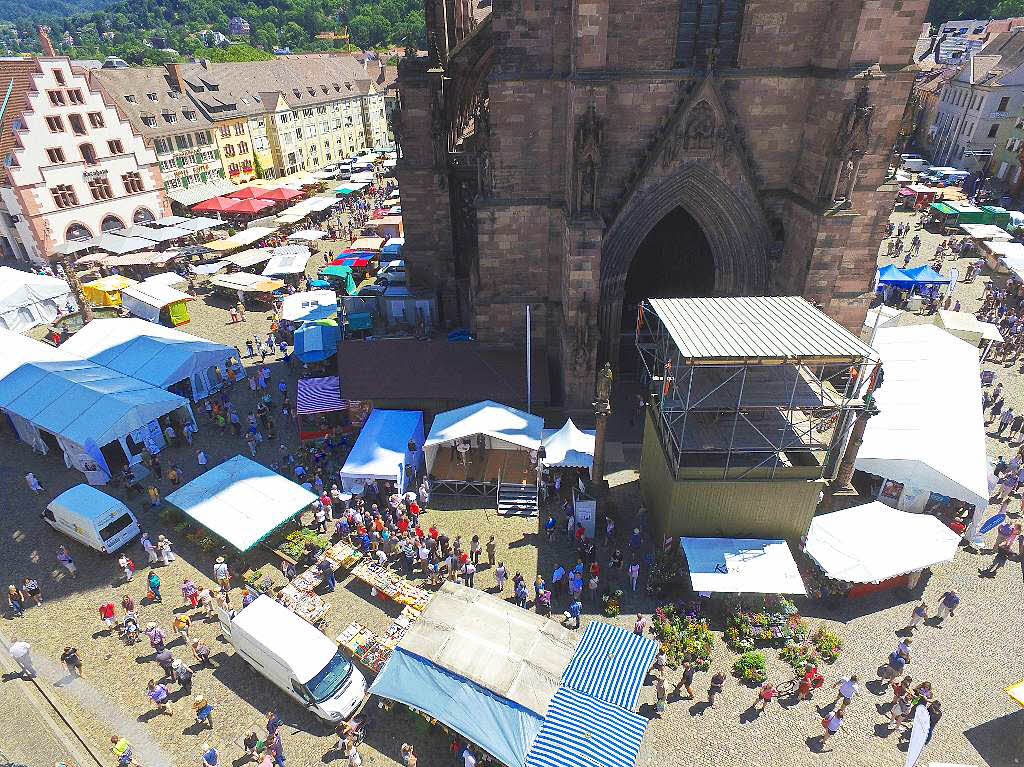 Münstermarkt trifft Wissenschaft – zwischen den weißen Zelten des Wissenschaftsmarkts und den Ständen des Münstermarkts drängeln sich am Morgen Einkäufer und Wissenschaftsmarktinteressierte gleichermaßen. Münstermarkt trifft Wissenschaft – zwischen den weißen Zelten des Wissenschaftsmarkts und den Ständen des Münstermarkts drängeln sich am Morgen Einkäufer und Wissenschaftsmarktinteressierte gleichermaßen.