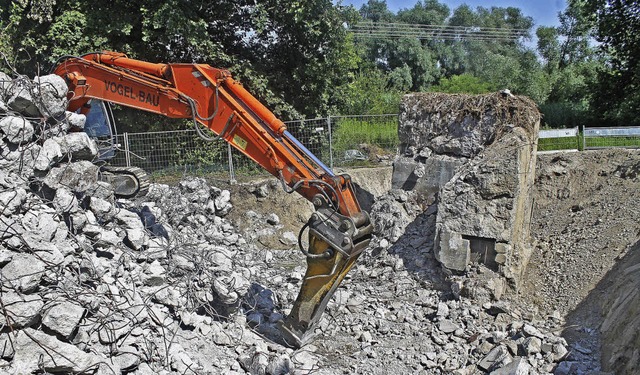 Alte Bunker fallen derzeit dem Neubau des Polders  zum Opfer.   | Foto: Beate Rottler (2)/Privat