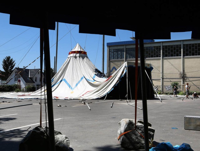 Das Zelt auf dem Parkplatz bei der Stadthalle steht schon fast.   | Foto: Christoph Breithaupt