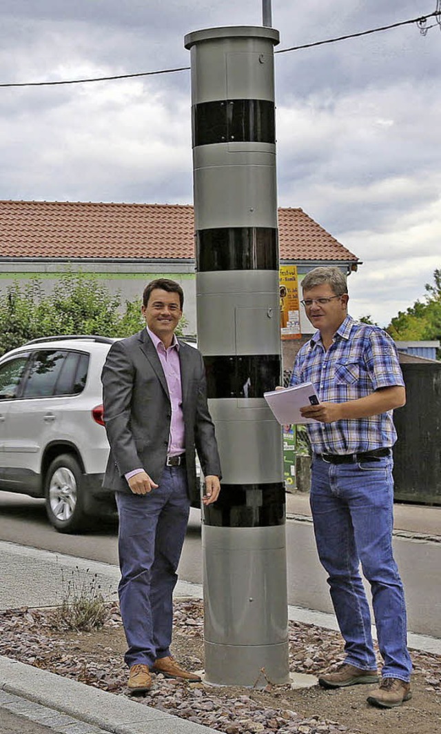 Brgermeister Matthias Gutbrod (links)...ner Walter begutachten den Blitzer.     | Foto: Sandra Decoux-Kone