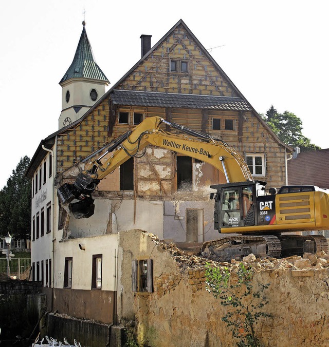 Der Abriss des Gasthauses zum Schlsse...Giebelspitze wurde bereits abgetragen.  | Foto: Jutta Schtz