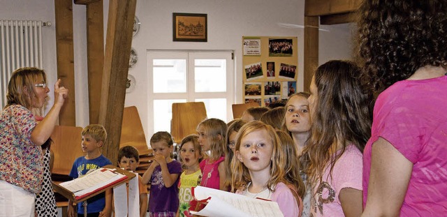 Die &#8222;jungen Liederkrnzler&#8220; mit Leiterin Johanna Zierow in Aktion.   | Foto: cs