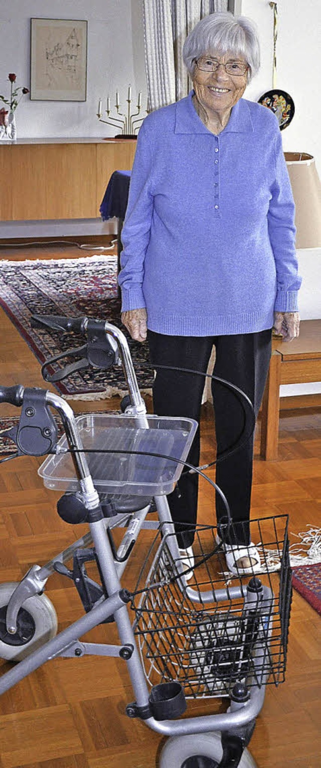 Mit ihren 97 Jahren zieht Anneliese Sc...enwohngemeinschaft Am Waldbach&#8220;.  | Foto: Sandra Martin