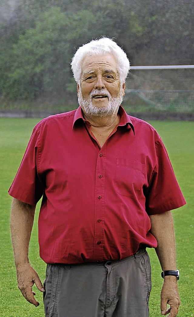 Auf dem Fuballplatz fhlt  Siegfried Schikner sich zu Hause.  | Foto: Edgar Steinfelder