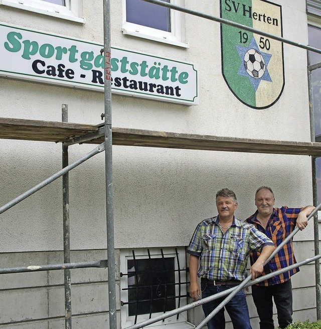 Manfred Mehlin (links) und Helmut Witz...en der Auenfassade des Vereinsheimes.  | Foto: Petra Wunderle