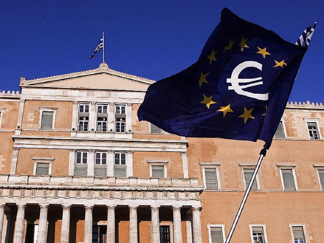 Vor dem griechischen Parlament in Athe... die EU-Fahne mit einem Eurozeichen.    | Foto: dpa
