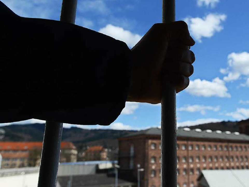 In den Gefängnissen im Land soll es me...ür die Betreuung von Häftlingen geben.  | Foto: dpa