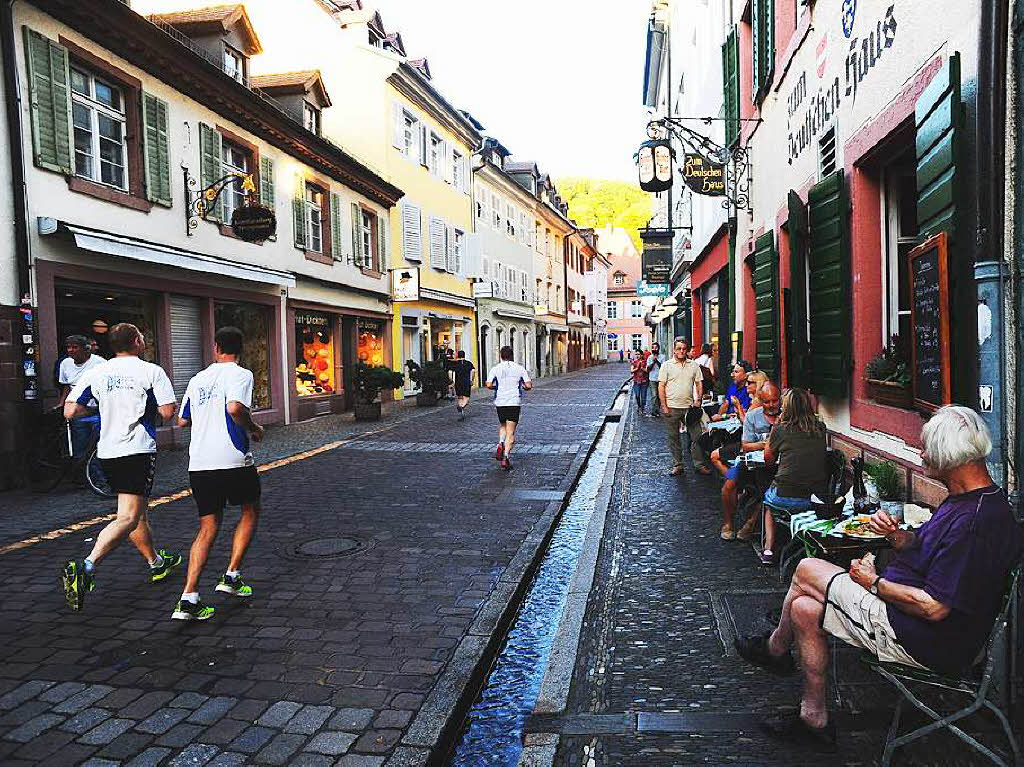 Die Freiburger Laufnacht fhrte erstmals durch die Altstadt.