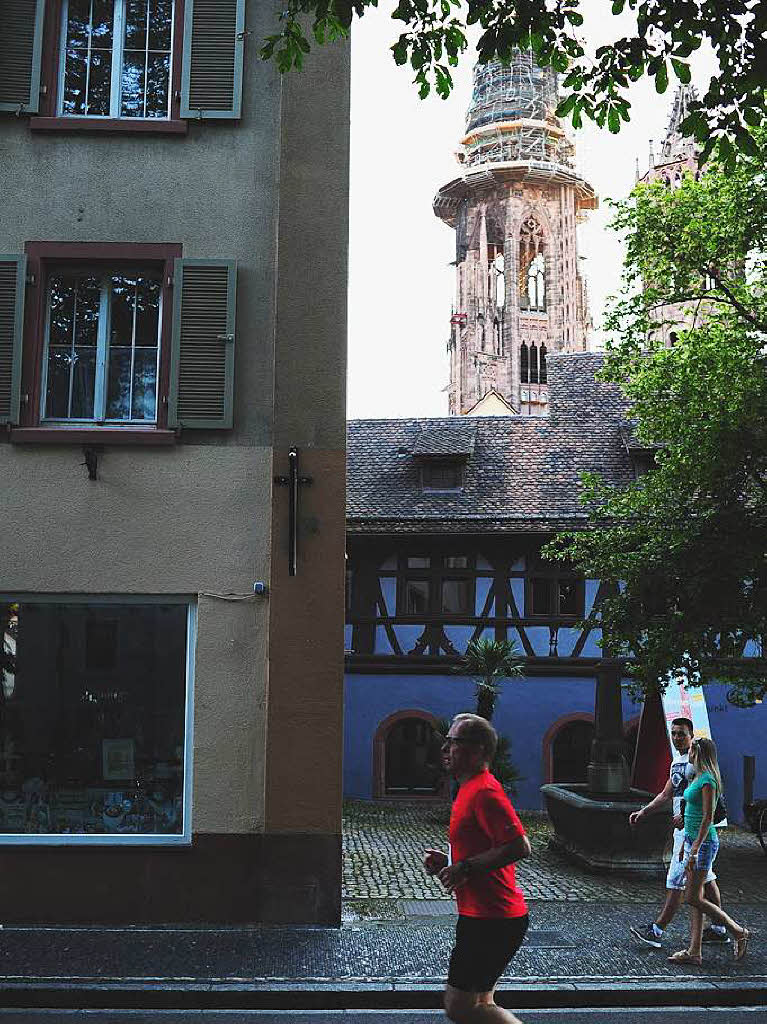 Die Freiburger Laufnacht fhrte erstmals durch die Altstadt.