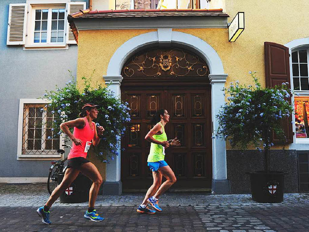 Die Freiburger Laufnacht fhrte erstmals durch die Altstadt.