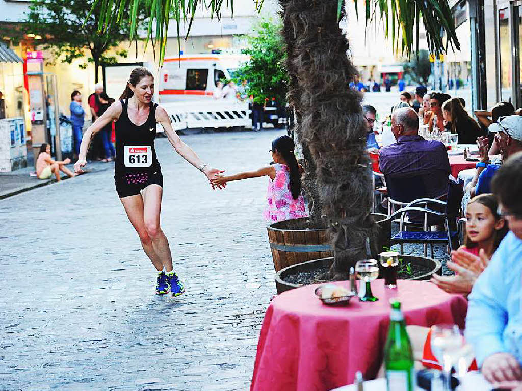 Die Freiburger Laufnacht fhrte erstmals durch die Altstadt.