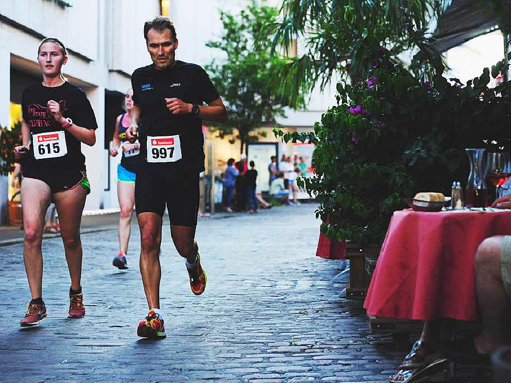 Die Freiburger Laufnacht fhrte erstmals durch die Altstadt.