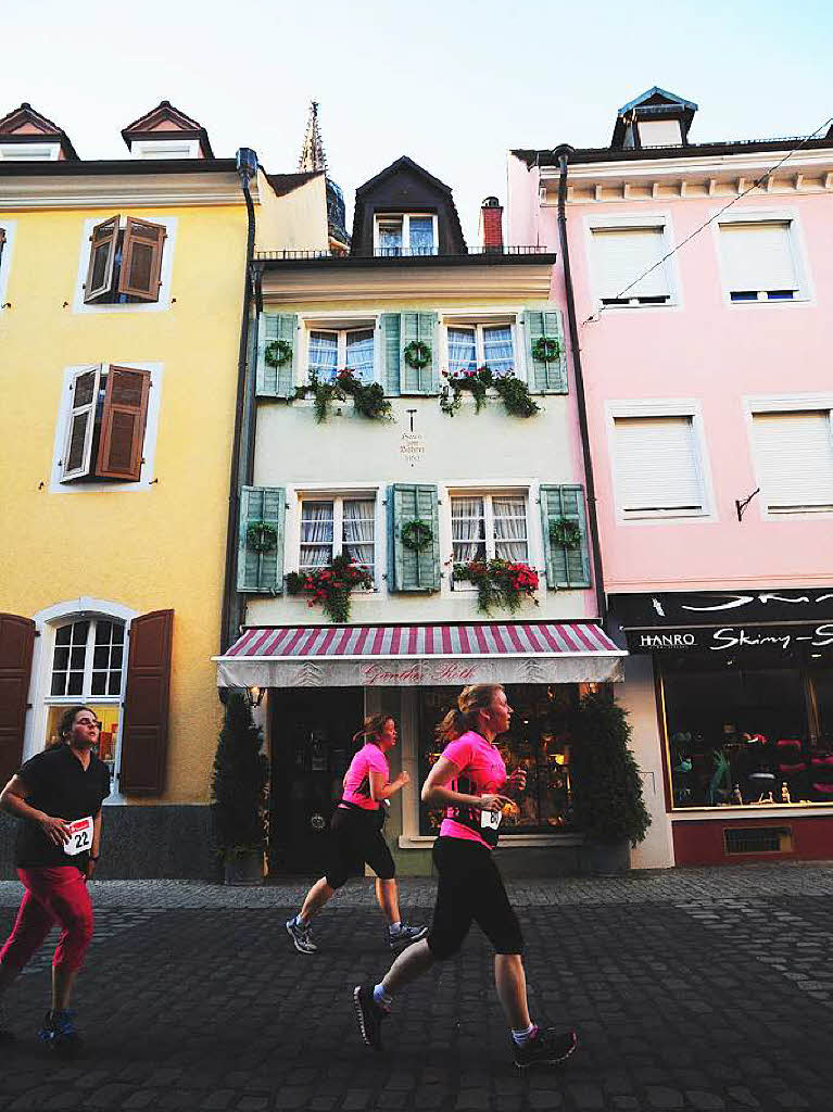 Die Freiburger Laufnacht fhrte erstmals durch die Altstadt.