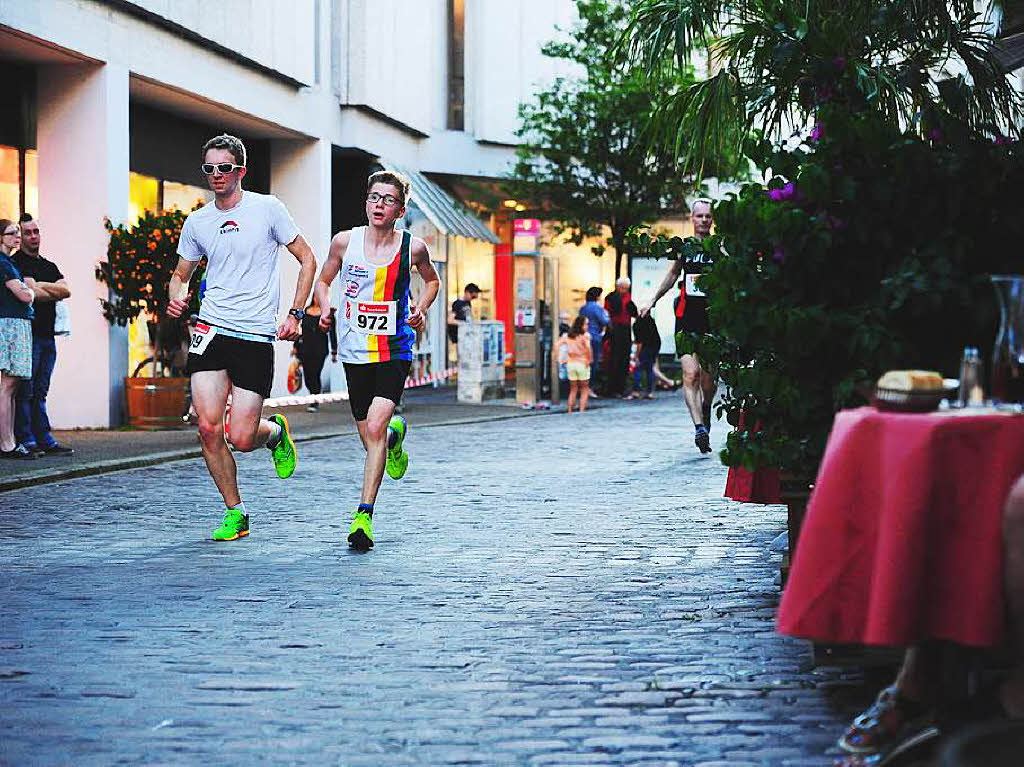 Die Freiburger Laufnacht fhrte erstmals durch die Altstadt.