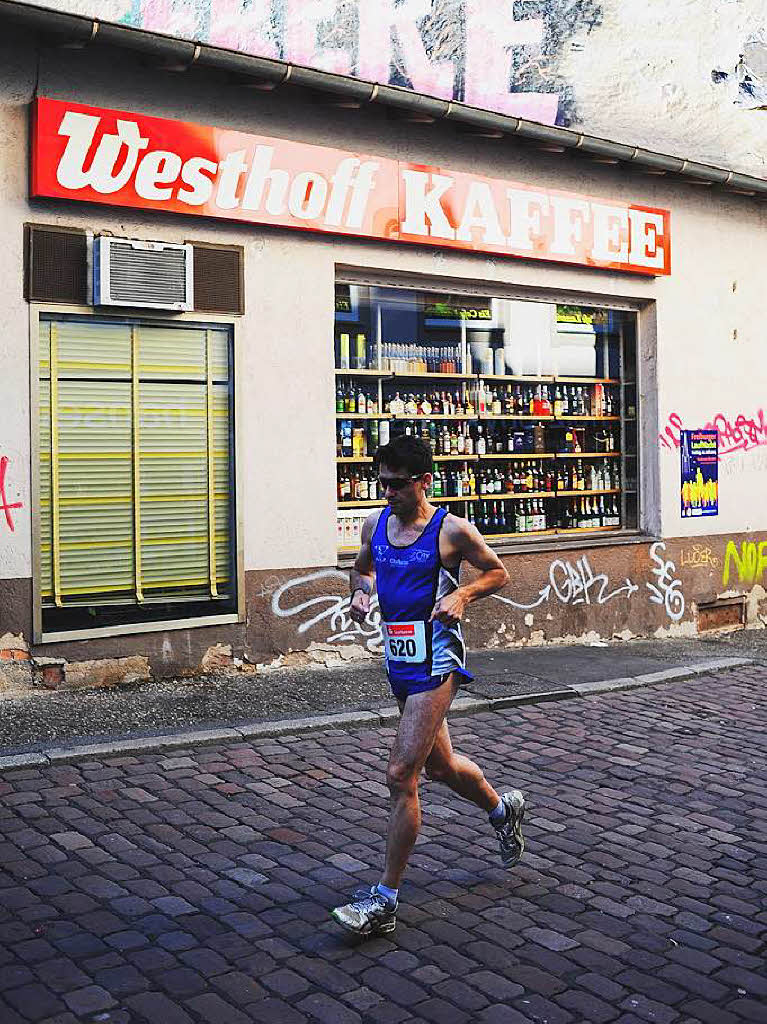 Die Freiburger Laufnacht fhrte erstmals durch die Altstadt.