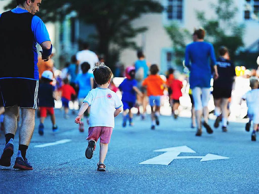 Die Freiburger Laufnacht fhrte erstmals durch die Altstadt.