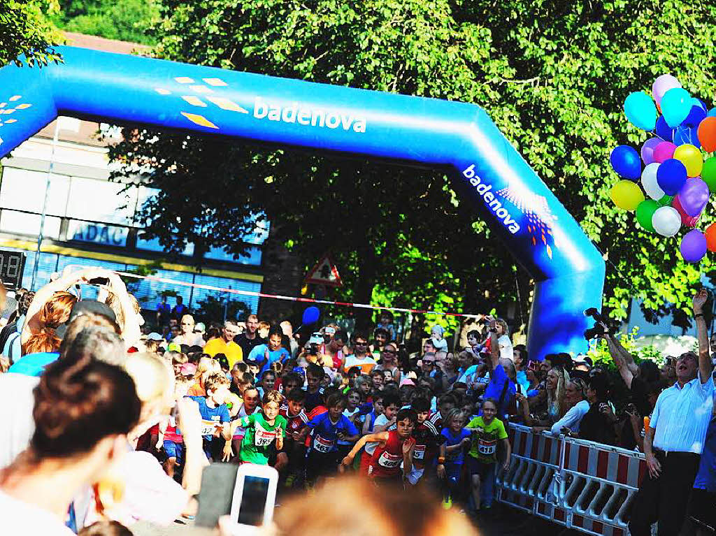 Die Freiburger Laufnacht fhrte erstmals durch die Altstadt.