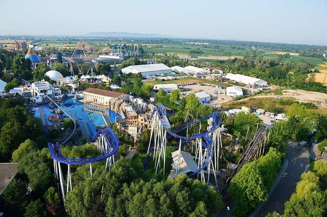 Blick aus 73 Metern Hhe ber den Euro...Walter auf die Achterbahn Silver Star.  | Foto: BZ