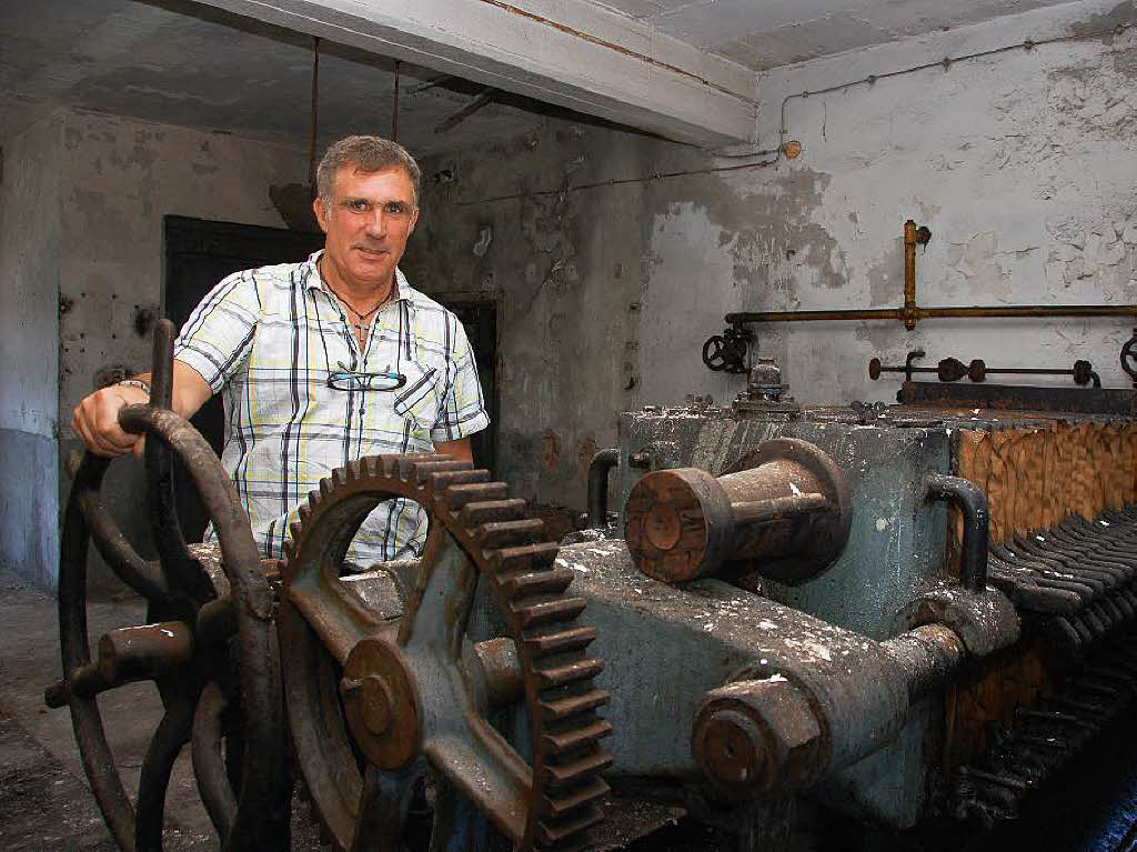 Besitzer Hans-Heinrich Schmidt mit alten Maschinen