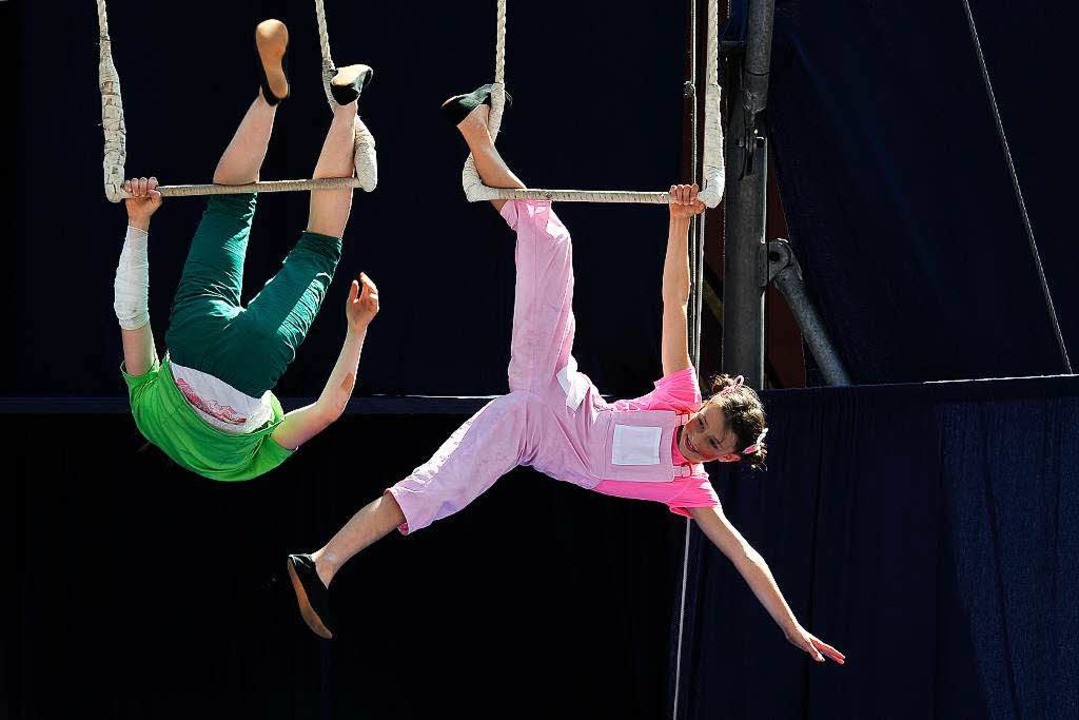 Scheinbar mühelos: die jungen Artisten...#8222;Circus Harlekin&#8220; am Trapez  | Foto: Thomas Kunz