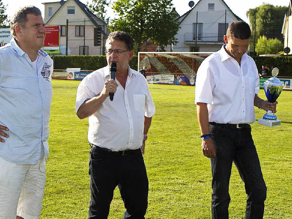 BSC-Vorsitzender Dieter Bhler (Mitte) mit Vertretern der Cup-Sponsoren Axa und Frstenberg bei der Pokalbergabe.