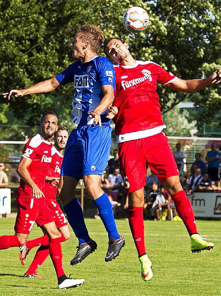 Szenen aus dem ersten Turnierspiel Bahlinger SC (Regionalliga) gegen 1. FC Magdeburg (Dritte Liga) 3:1.